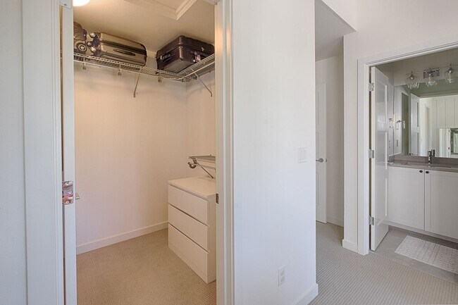 Building Photo - Impeccable Designer Townhome