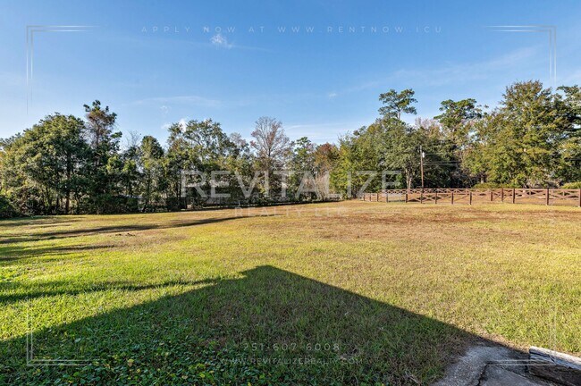 Building Photo - Stunning 3 Bed 2 Bath Brick Home with Huge Yard!