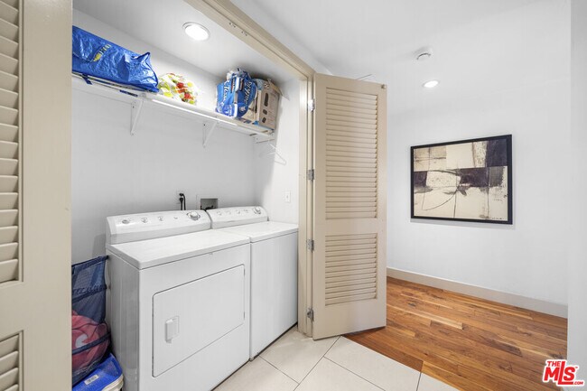 Building Photo - 848 Irolo St