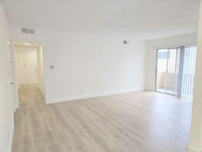 Building Photo - Welcome home! 2bd/2ba unit with parking. Master bedroom with en-suite bathroom!