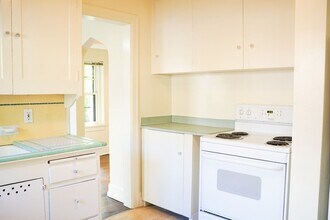 Building Photo - 1930's Two-Bedroom Flat w/Beautiful Archit...