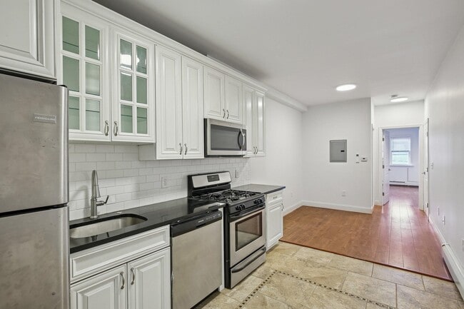 Building Photo - 76 Hutton St