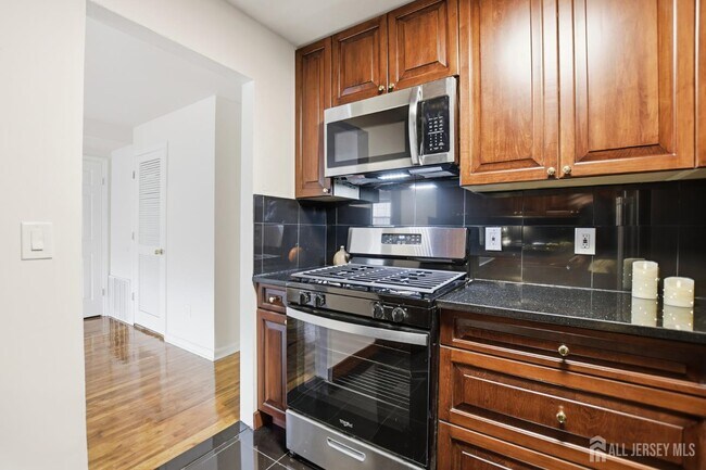 Building Photo - 71 College Dr