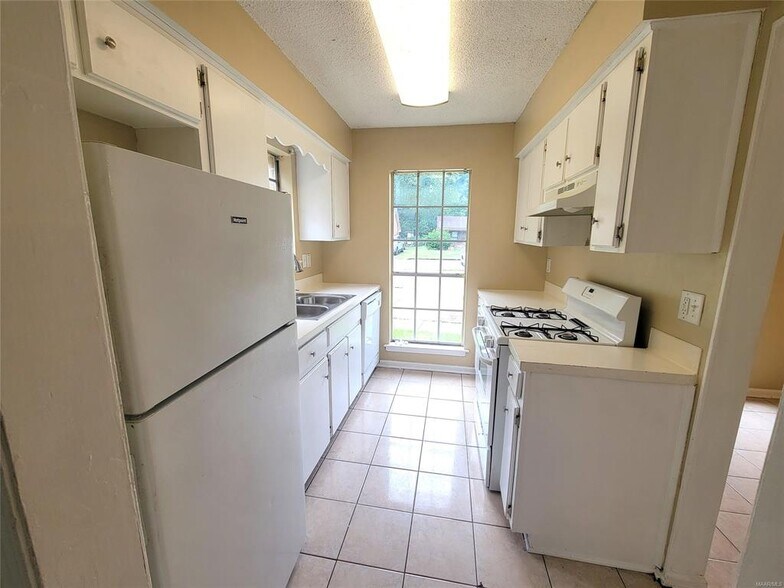 Building Photo - 3024 Cross Creek Dr