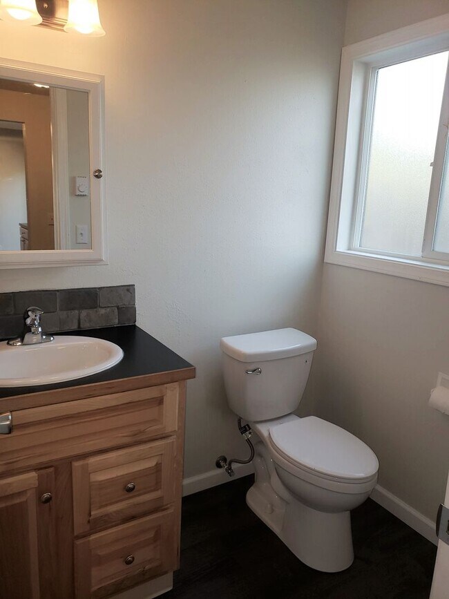 Building Photo - Fully Remodeled 3 Bedroom Townhome! *Move in Special*