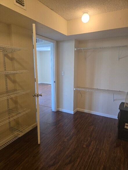 Den - 7900 Tatum Waterway Dr