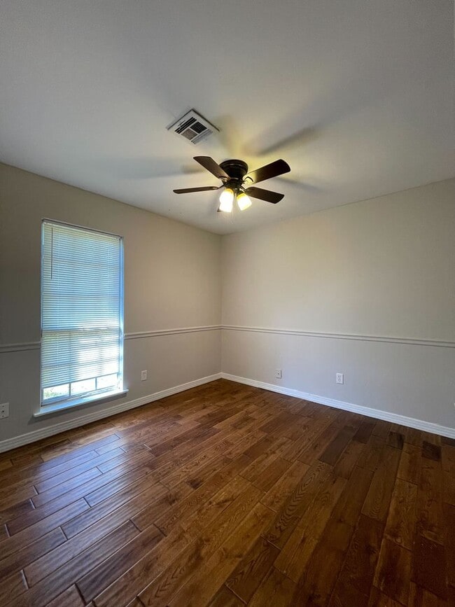 Building Photo - 6646 Pinebrook Dr