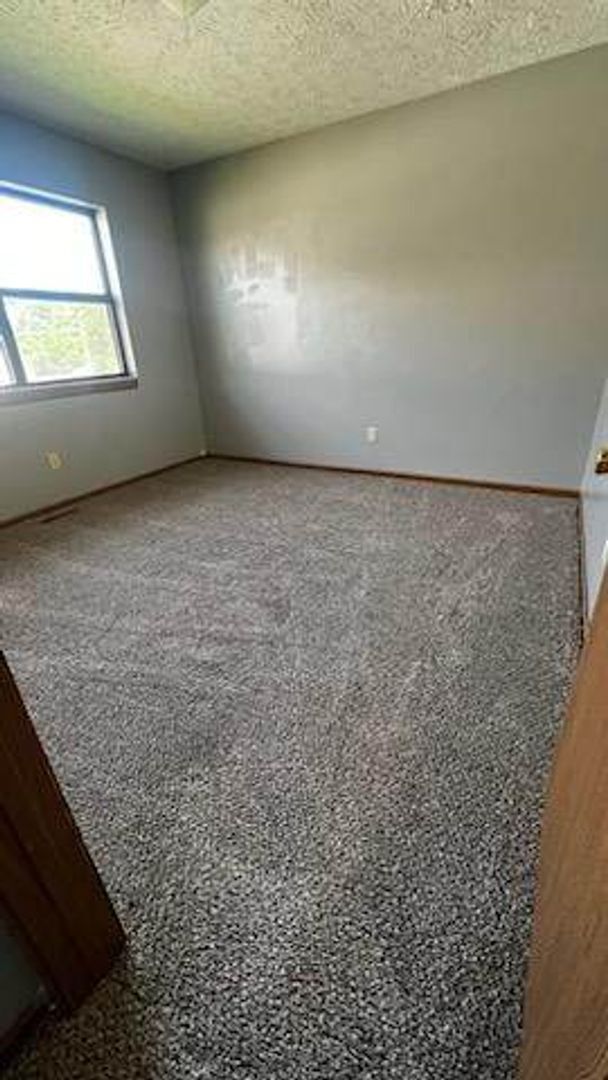 Building Photo - DUPLEX! 2 Bedroom 2 bathroom!