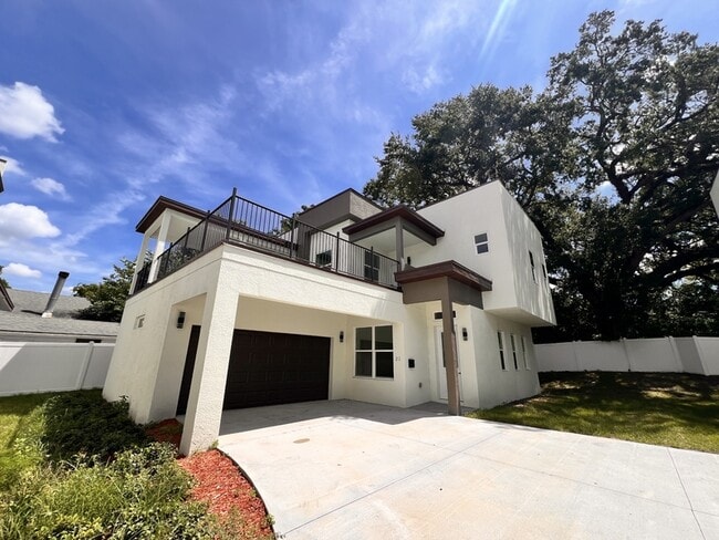 Primary Photo - 21 N Hampton Ave