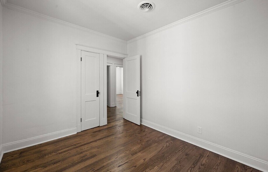Building Photo - 5006 Tholozan Ave
