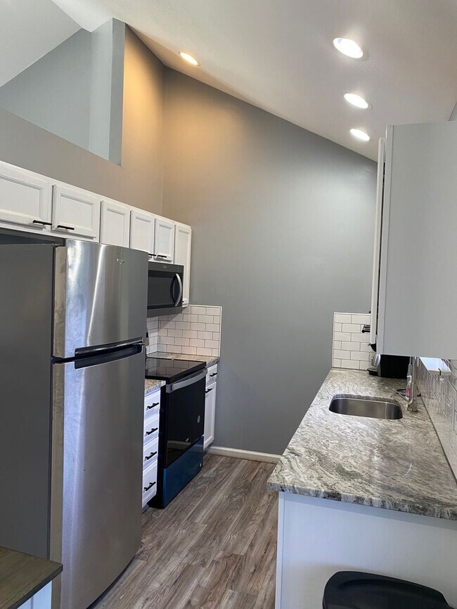 Building Photo - West AVL - Spacious Home in Scenic Bluff Subdivision