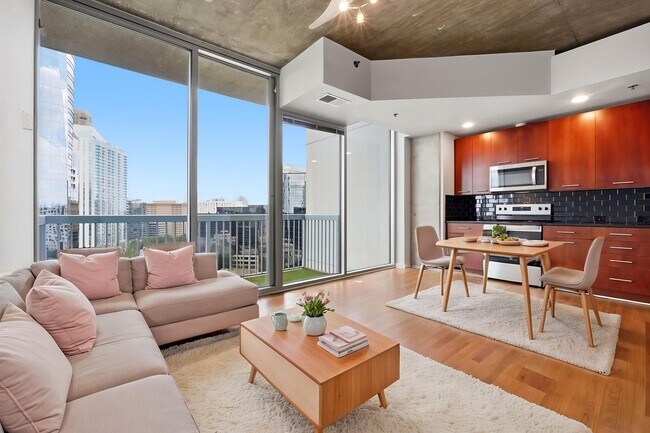 Building Photo - One bedroom condo located in heart of Buckhead!