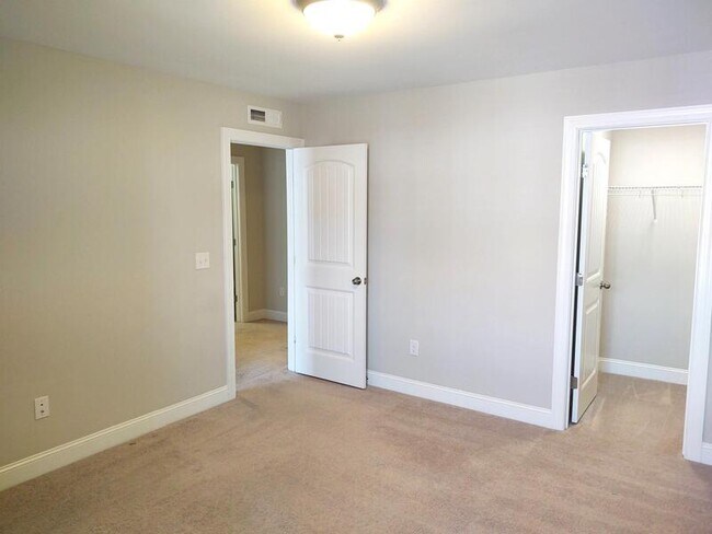 Building Photo - 2719 Masonboro Ferry Dr