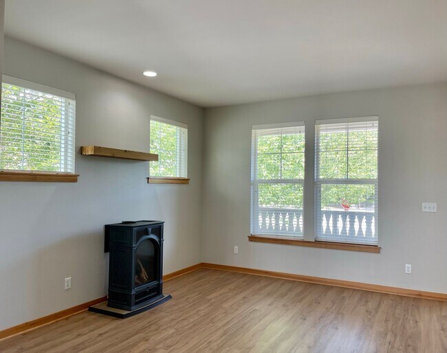 Building Photo - Desirable Downtown Poulsbo Place condo