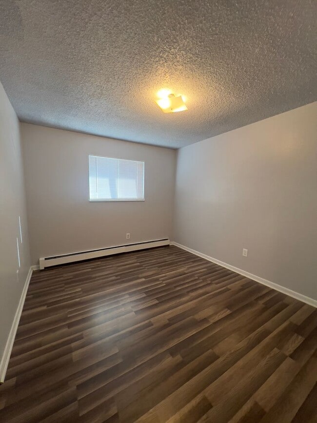 Building Photo - 4 bedroom 1 Bath w/ fenced yard