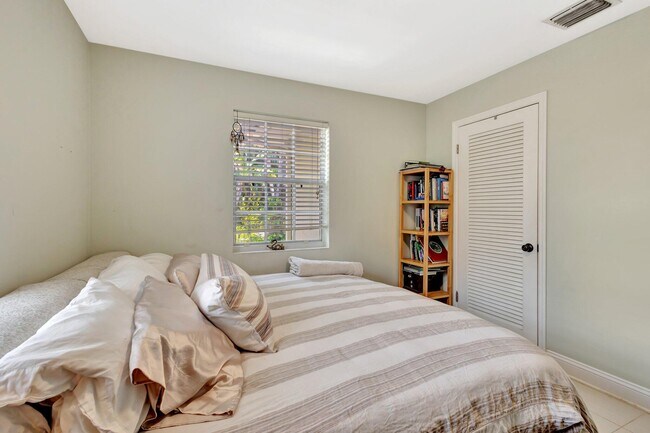 Building Photo - 227 NE 12th St