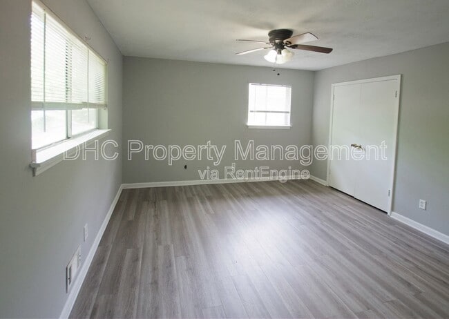 Building Photo - 210 Creekwood Ln