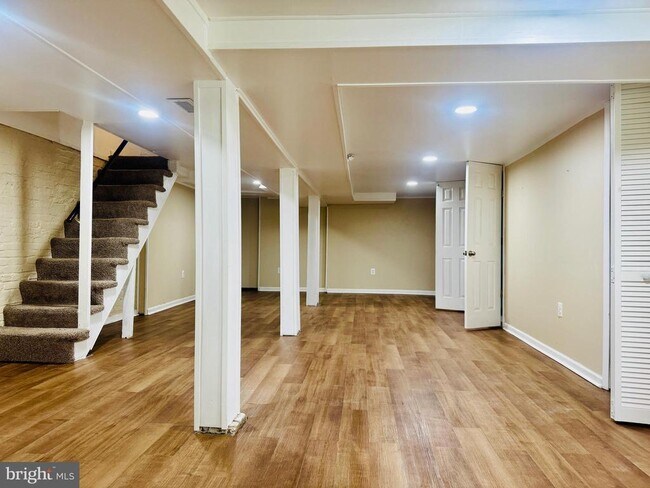 Building Photo - 324 E University Pkwy