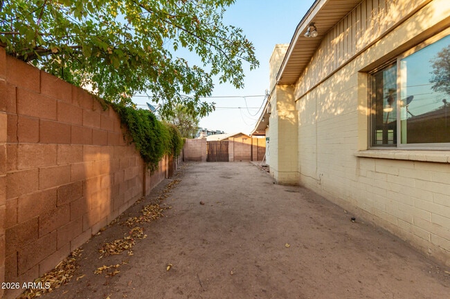 Building Photo - 2109 S Stanley Pl