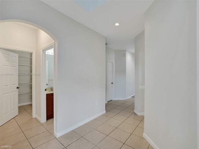 Building Photo - 4 br, 3.5 bath Townhome - 5127 Madison Lak...