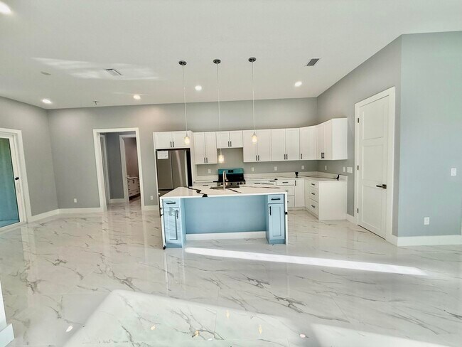 Building Photo - 660 NE Moss Rose Pl