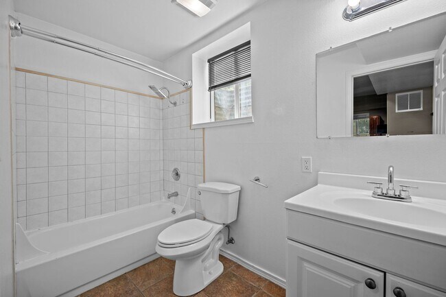 Building Photo - 1022 E 12th Ave