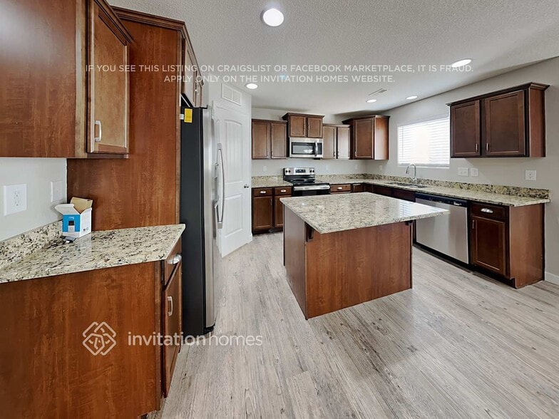 Building Photo - 4041 Creek Legend View