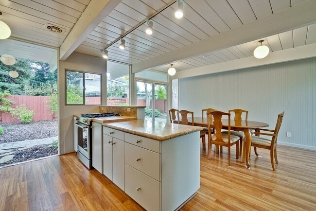 Primary Photo - Updated 4 bed 2 bath Atrium Eichler in Pal...