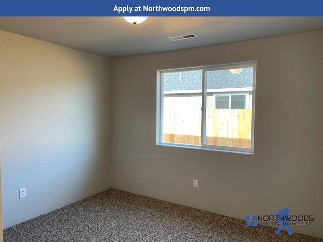 Building Photo - Newer 3 Bedroom 2 Bath Home-Large Fully Fenced Back Yard.