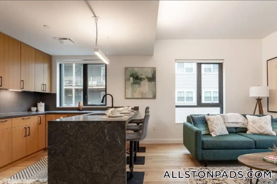 Building Photo - 83 Gardner St