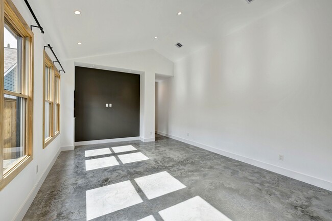 Building Photo - 907 Kern St