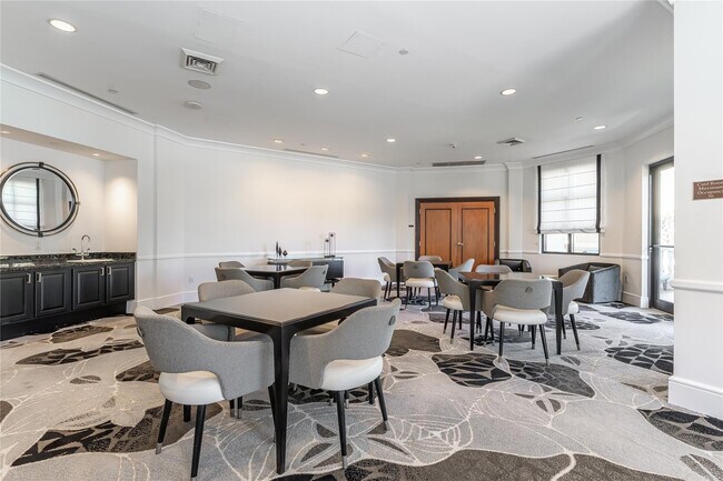 Building Photo - 610 W Las Olas Blvd