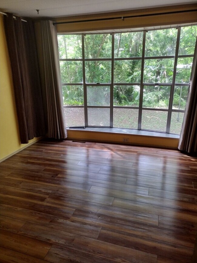 Building Photo - 2 bedroom 2 bathroom Lake House with a bonus room