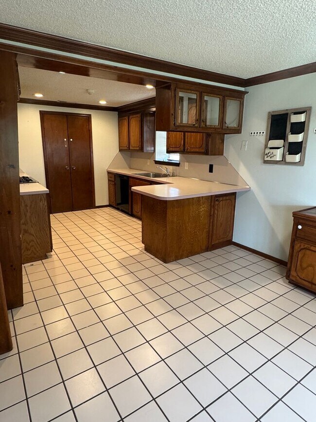 Building Photo - 3 bedroom, 2 bathroom, 2 car garage in Sou...