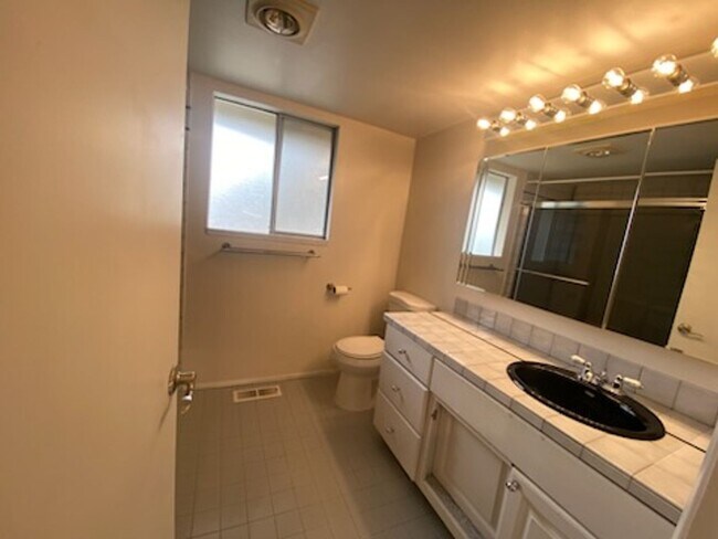 Building Photo - $3950 2520 SqFt, SFH/4BDR,2BA,office/Garag...