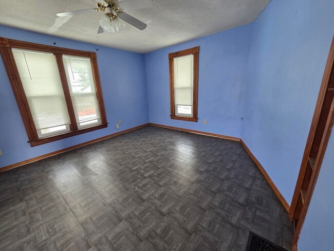 Building Photo - 2 bedroom 1 bath single family home