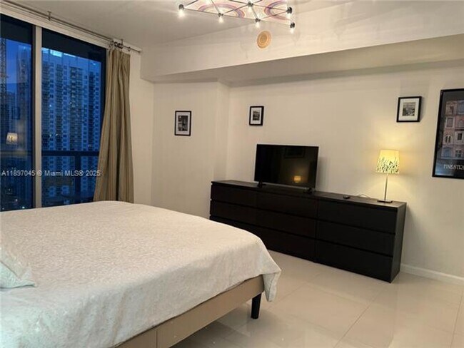 Building Photo - 485 Brickell Ave