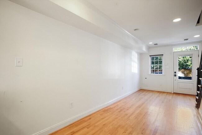 Building Photo - Spiffy 3 Bedroom, 2 Full Bathroom Rowhome just steps from Lincoln Park!!