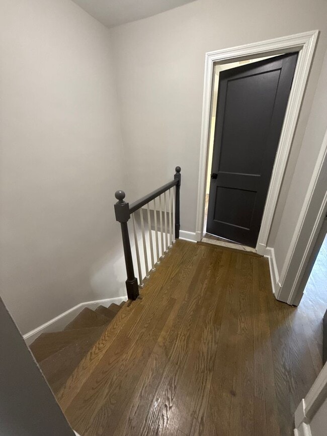 Building Photo - 935 E 41st St