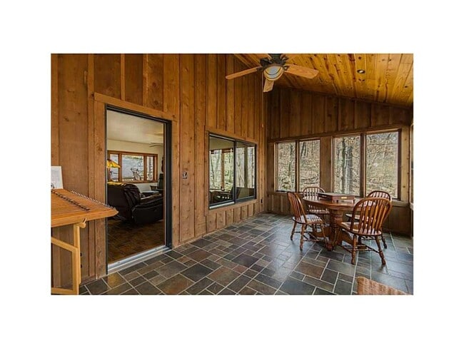 Building Photo - 4 bedroom rustic home, private acreage