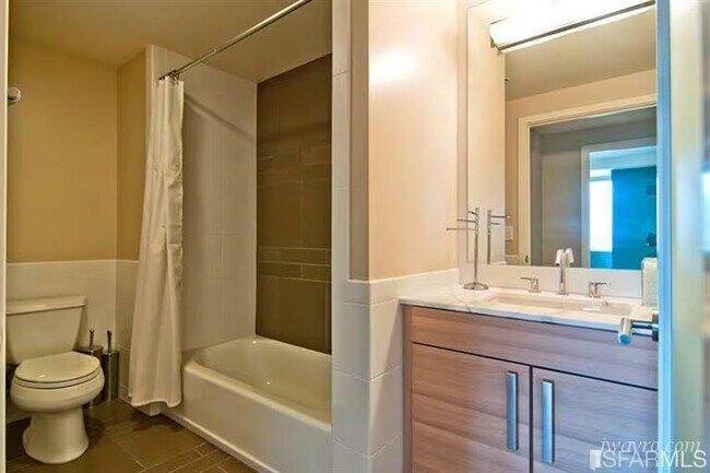 Building Photo - 555 4th St