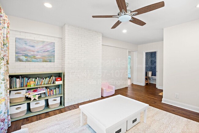 Building Photo - 832 Stanfield Dr