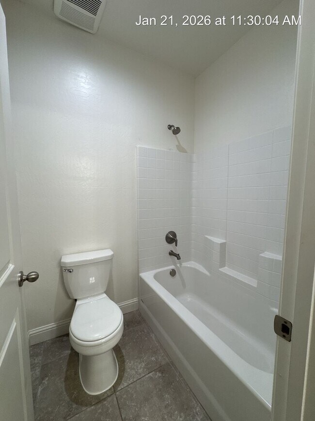 Building Photo - 4 Bedroom home located in Northside Visalia! Available Now!!