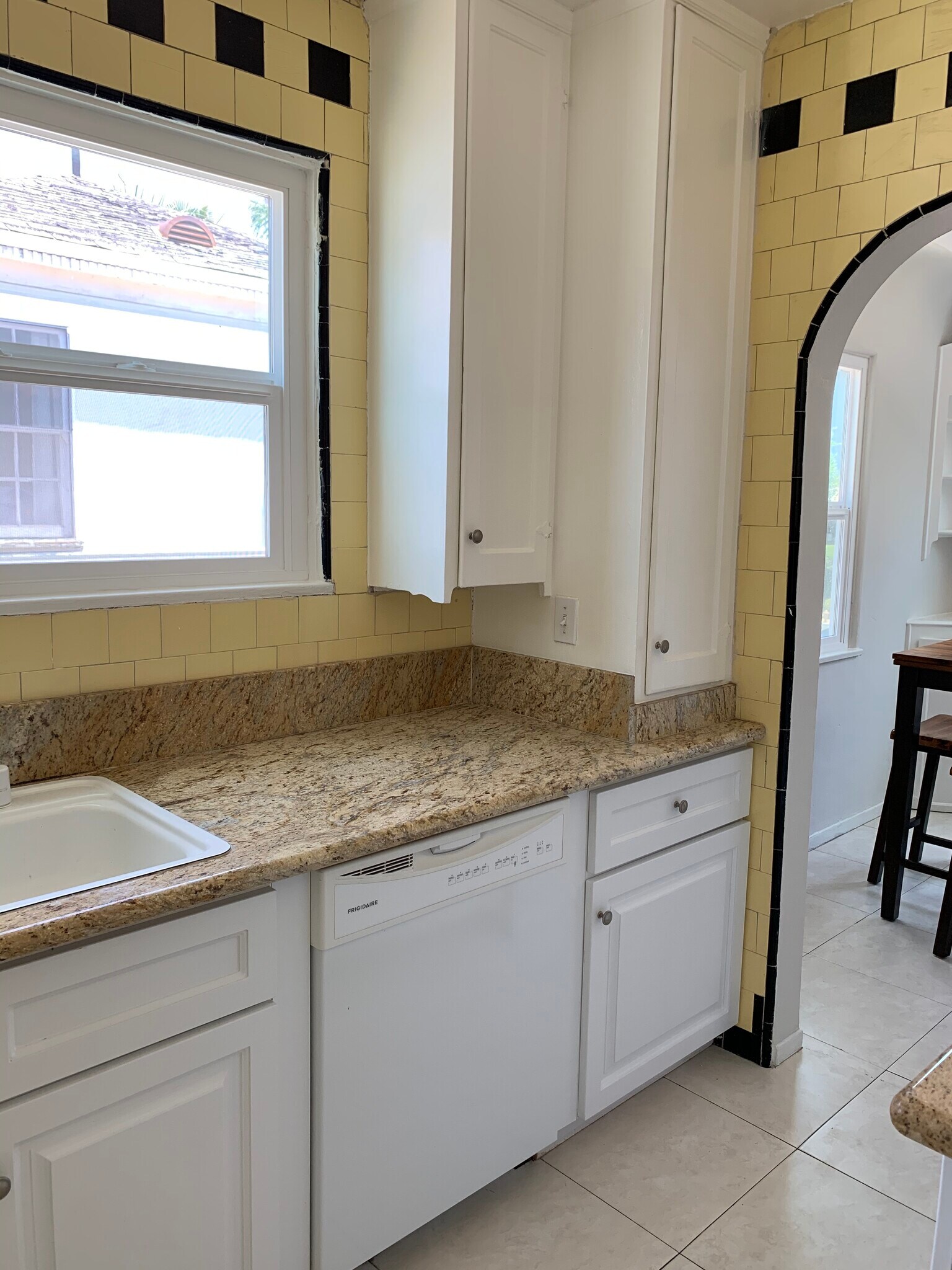 Building Photo - 449 N Hayworth Ave