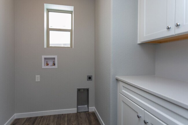 Building Photo - Exceptional 4-Bedroom Home with Dual Fireplaces, Main Level Master Suite, and Spacious Basement -...