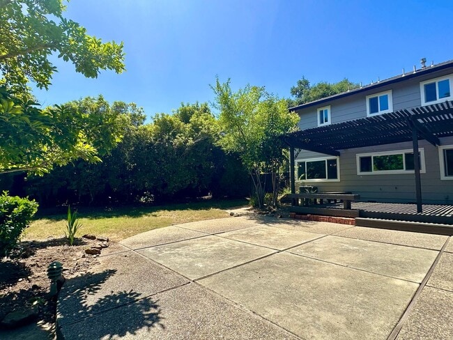 Building Photo - 4 Bedroom Home + Den in Saratoga!
