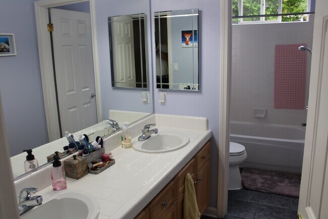 Building Photo - Gorgeous Single Story 3 Bedroom, 2 Bath wi...