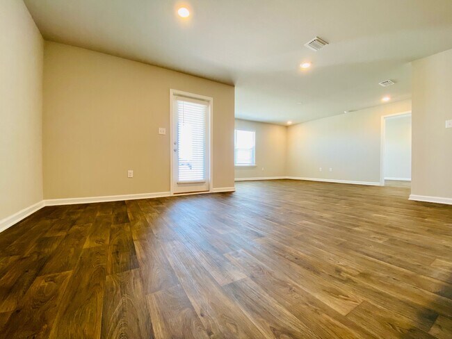 Building Photo - 23135 Shadowridge Dr
