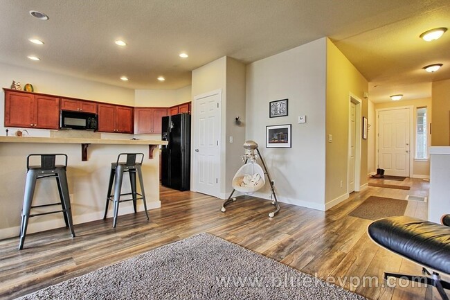 Building Photo - 3 Bed, 2.5 Bath  Townhome With Primary on ...