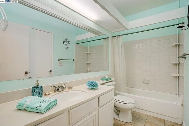 Building Photo - $2990 / 2 BR - GORGEOUS MEADOWBROOK CONDO ...